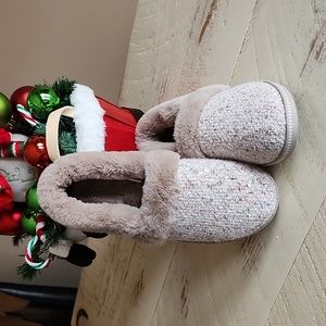 Skechers memory foam slippers size 10.